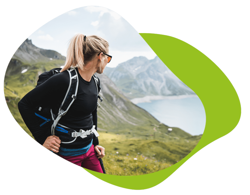 Frau beim Wandern, die für den Notfall vorgesorgt hat